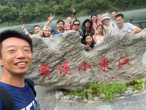 九年風(fēng)雨兼程，九年砥礪前行，云科國(guó)際迎來(lái)了意義非凡的九周年。2024年6月28日組織了為期3天的“福城郴州之旅”團(tuán)建活動(dòng)，在美麗的自然風(fēng)光中，共同感受公司的發(fā)展與壯大